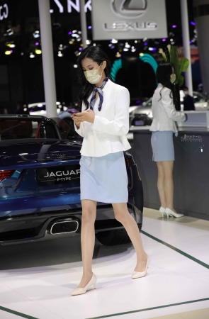 【街拍心灵】路虎展厅礼仪肉丝美腿街拍高跟制服