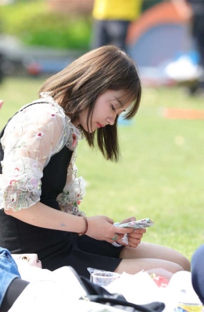 No1604 白晰漂亮的学妹身着短裙，坐下就不敢乱动