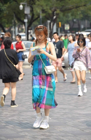 街拍麻花辫长裙女孩