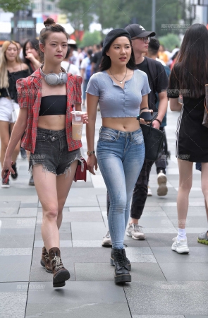 露腰紧牛倆闺蜜