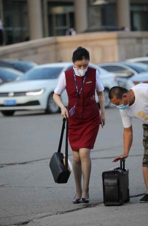 【街拍心灵】空姐经典街拍灰丝下班打车