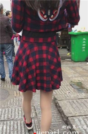 街拍肉丝美腿运动鞋连衣裙美女