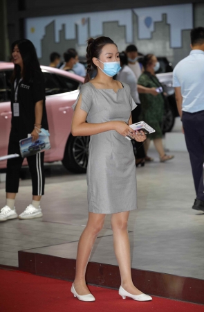 【街拍心灵】车展礼仪肉丝街拍美腿小姐姐