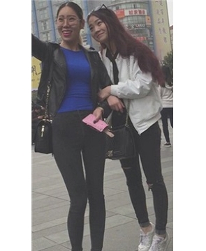 喜欢自拍的两姐妹，广场上情不自禁又自拍了起来[874 MB]