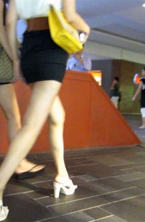 身材很好的美女,超短齐B短裙 很是诱人哦