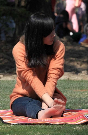 文静女孩的迷人透明短丝