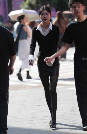 街拍黑丝高跟少妇