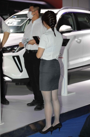 汽车销shou街拍灰丝高跟制服