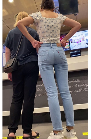 高挑的蓝牛异域美女