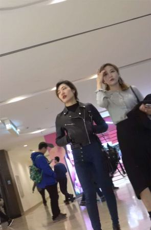 蓝色超紧身牛仔裤高挑气质美女