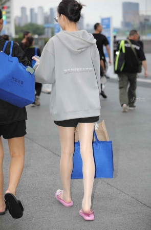 【街拍心灵】车展礼仪下班肉丝街拍美腿拖鞋歇歇