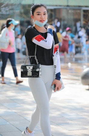 紧身瑜伽裤靓丽女友