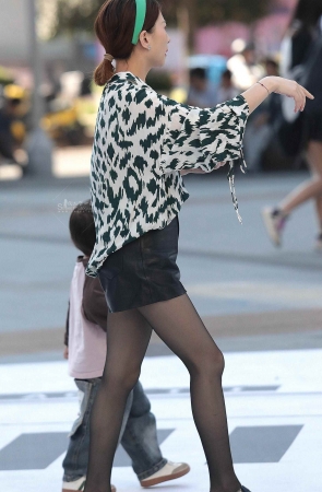 诱惑黑丝街拍少妇-16P