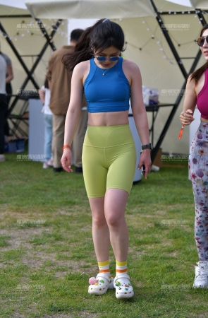 嫩绿五分紧身裤美女