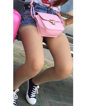 帆布鞋牛仔热裤配肉丝，妹子略显稚嫩的装扮