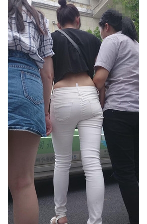 白裤紧身露腰妹