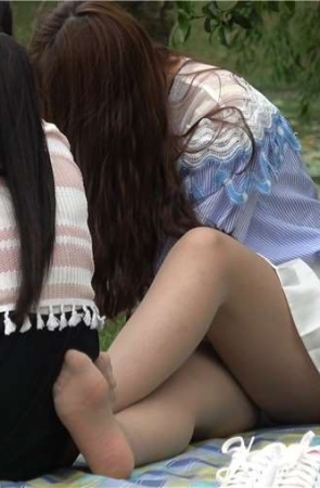 4k-公园草地上斗地主的极品丝足清纯学妹