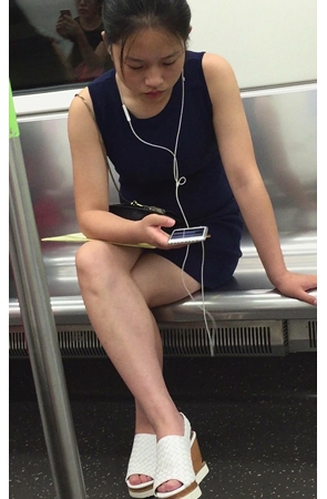 地铁上无聊的妹子，听着歌曲