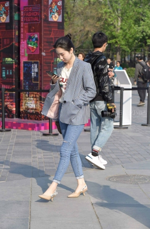 街拍紧身牛仔姐姐