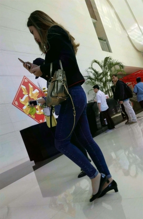 紧身蓝色牛仔裤黑色外套气质街拍美女