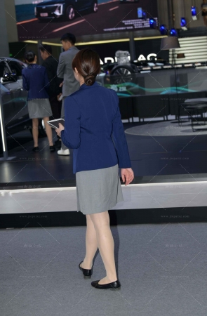 车展忙碌的售车美眉