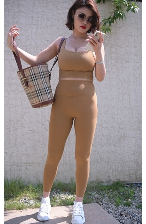 （视频）丰腴紧身套装美女 [6.96G/MP4]