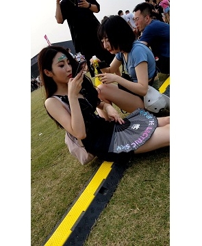 草地上的爱笑女孩