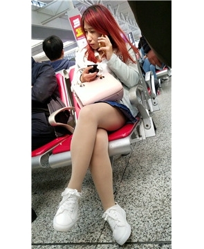 4k超清，高铁站候车室内的极品肉丝袜美颜靓丽女神