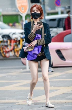 秀气的妹子长腿月牙美