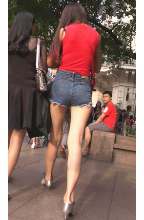 红衣长腿牛仔热裤美女