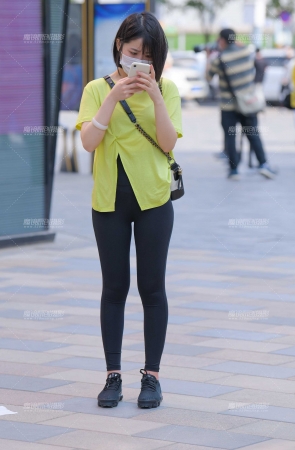 黑色紧身裤美女