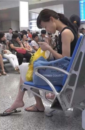 长裙人字拖街拍美足小姐姐 [309 MB/WMV]