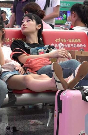 4K – 背带牛仔裤松糕鞋玉足少F [2.66 GB/MP4]