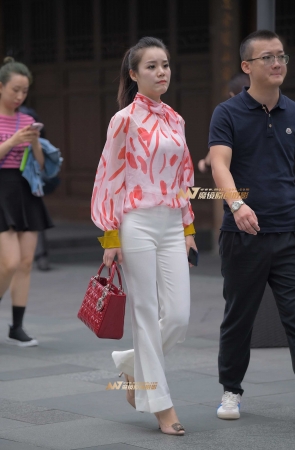 少见的紧身白裤少妇