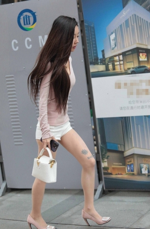 诱惑街拍肉丝高跟少妇-15P