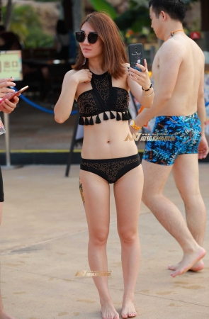 正在玩自拍的比基尼美眉