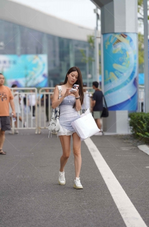 高挑的抹胸装美腿美眉