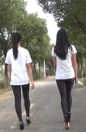 两位美臀皮裤模拍美女 [635 MB]