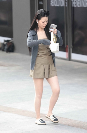 诱惑肉丝街拍少妇