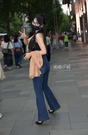 街拍大长腿，牛仔裤高跟美女