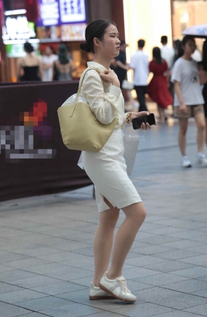 诱惑街拍肉丝少妇-16P