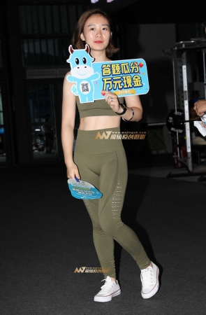 深棕色瑜伽美女