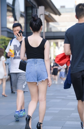 蓝色热裤高跟小姐姐
