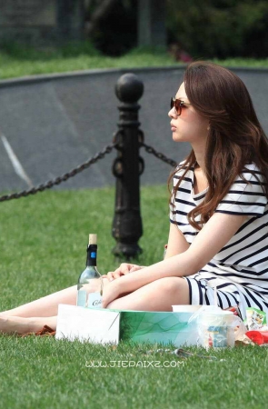 街拍皮肤白皙的条纹裙美眉