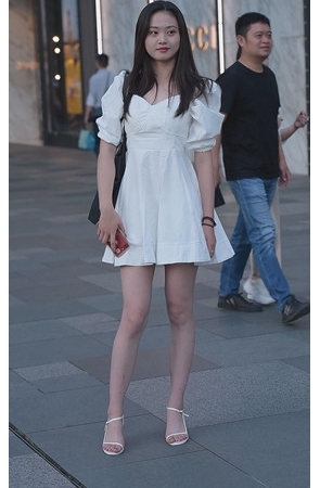 白色连衣裙小姐姐[883M/MP4]