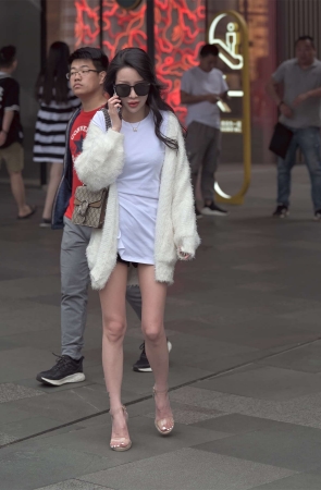 摄霸街拍作品 – 好白的高跟美腿