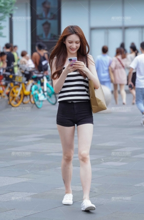 长腿美眉 好白啊