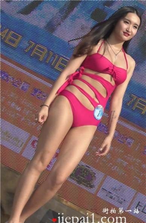 4k-连体比基尼泳装MM，身材丰腴。