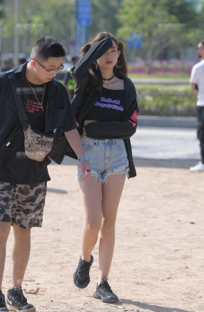 眉清目秀的热裤长腿美眉