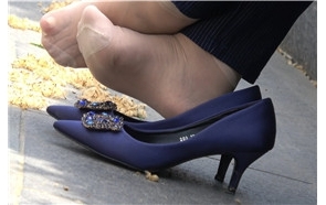 4k视频，超紧特写丰腴熟女打电话间隙晾脚